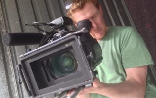Moritz Rossbach bei der Arbeit mit einer Filmkamera